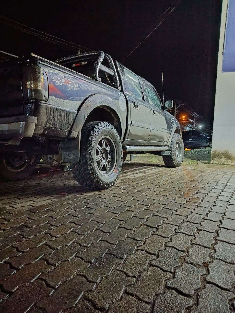4x4 pronto para sair em expedição de vários dias