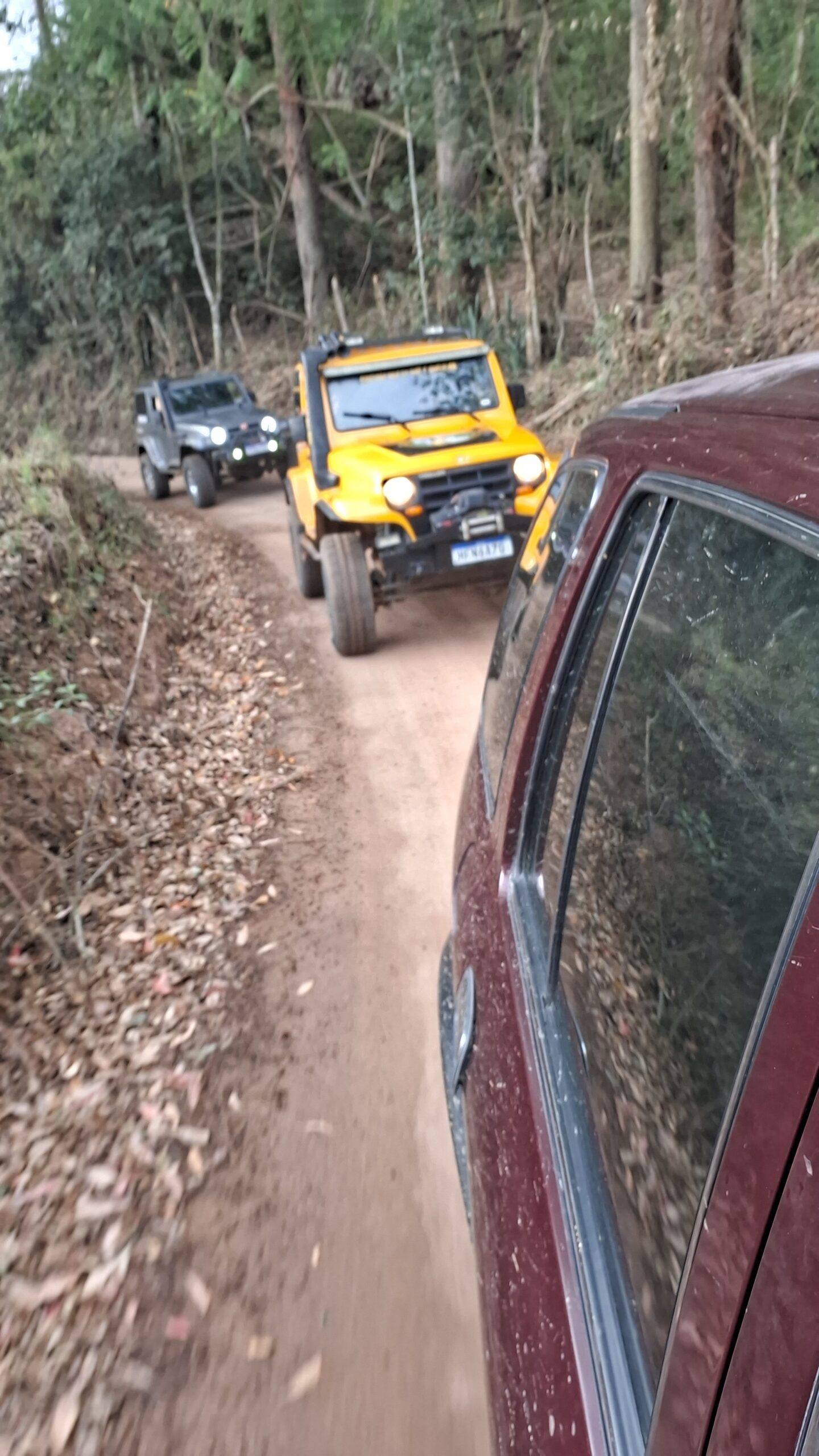 Vista de dentro do carro seguindo o comboio na trilha