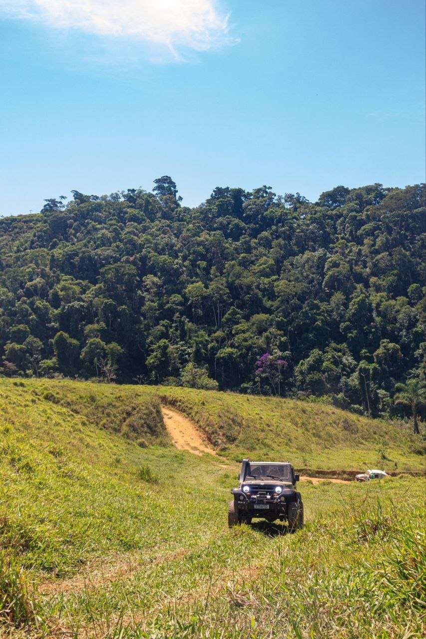 4x4 seguindo a trilha demarcada na beira da mata